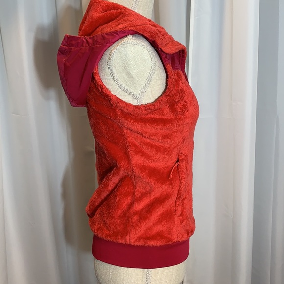 Like new! The North Face Fuzzy Vest - Picture 8 of 10